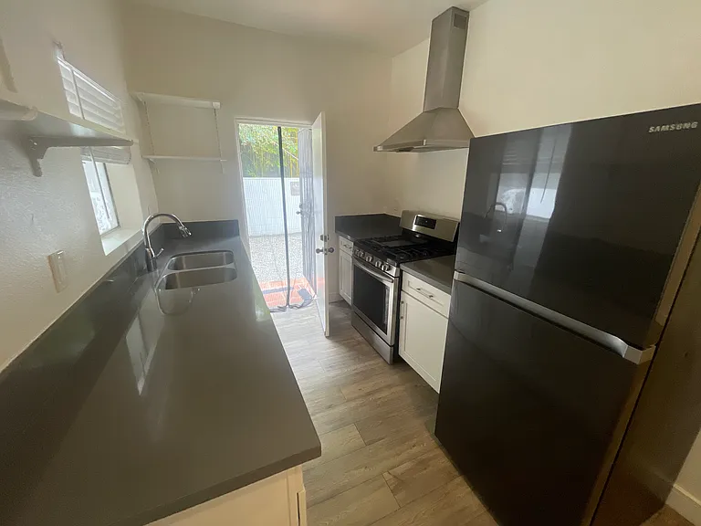 S Manhattan Pl — Photo 18