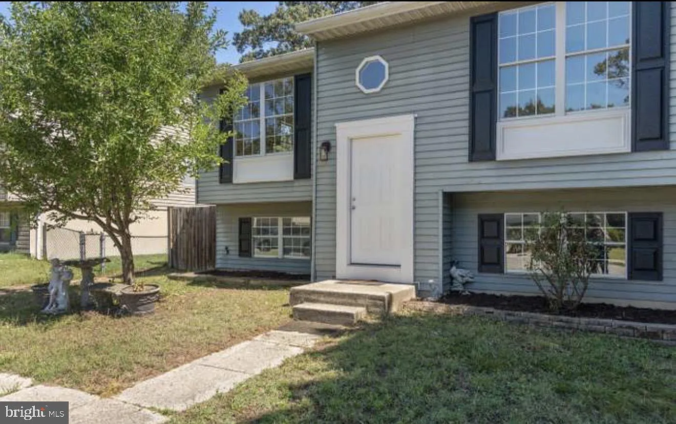 4 bed, 2.0 bath, 1044 sqft, $2,995 — Photo 2