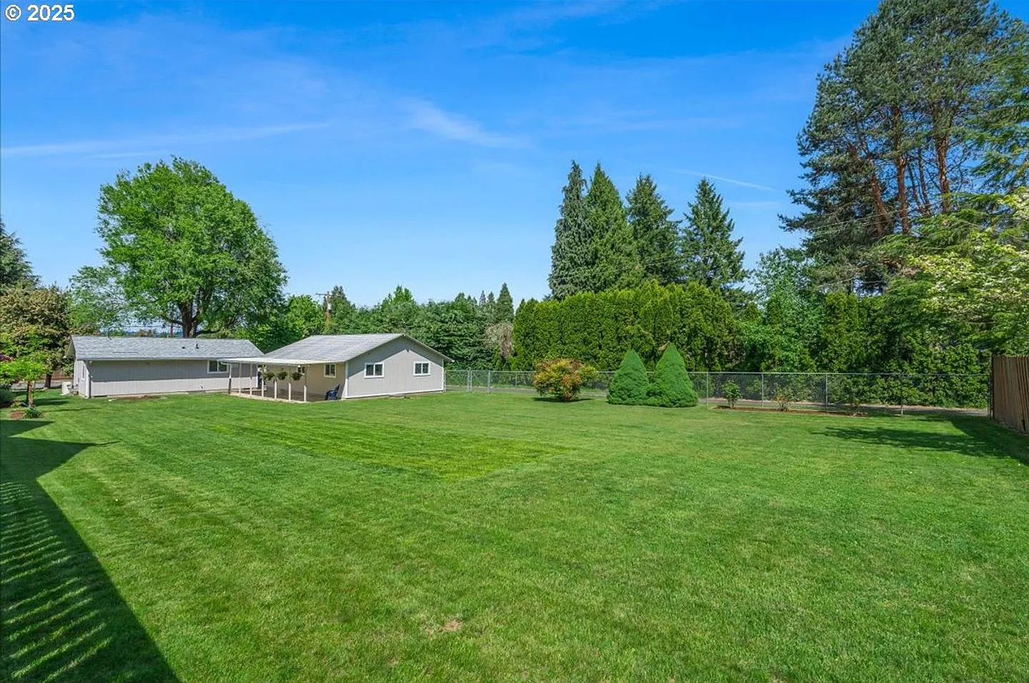 Beautifully renovated single family home on extra-large lot with shop. — Photo 1