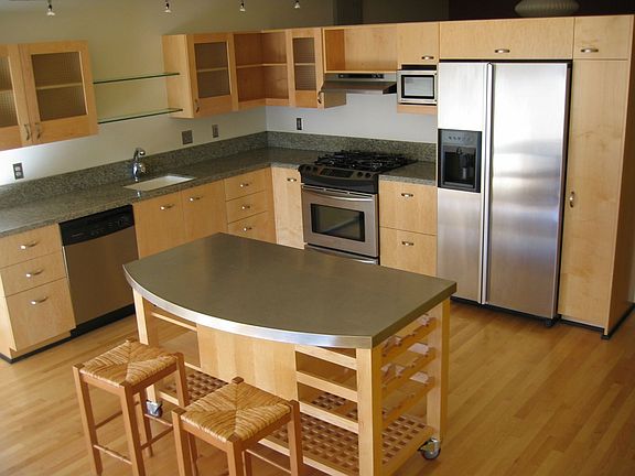 Kitchen w/island
