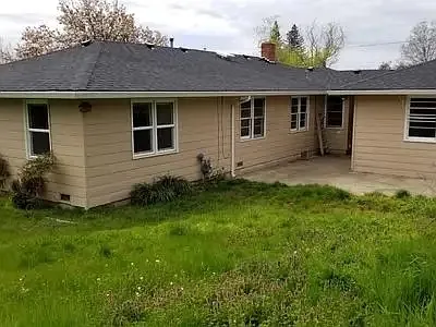 911 NE Campus Dr — Photo 17