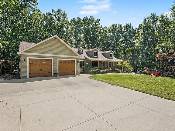 3rd image of 8319 Pine Island Dr NE