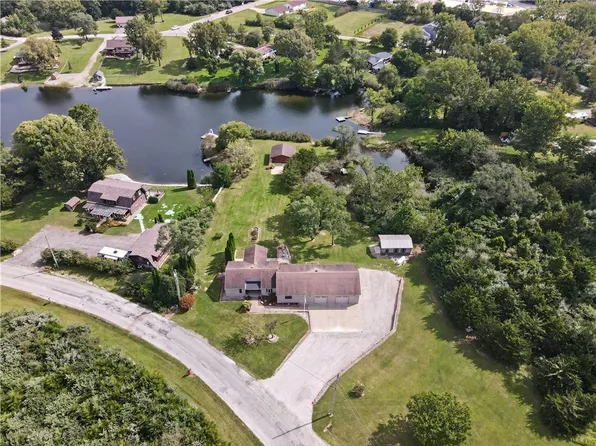 103 E Autumn Dr, Oakwood, IL 61858