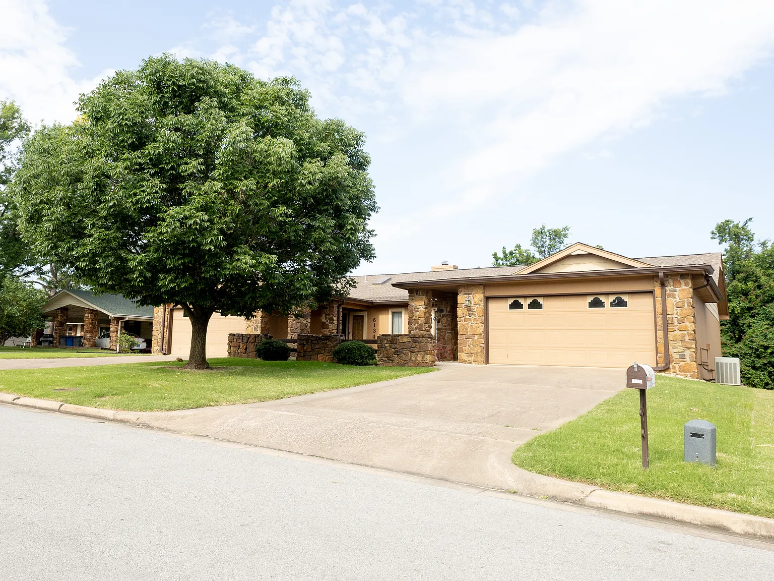 3 bed, 2.5 bath, 2140 sqft, $1,900 — Photo 2