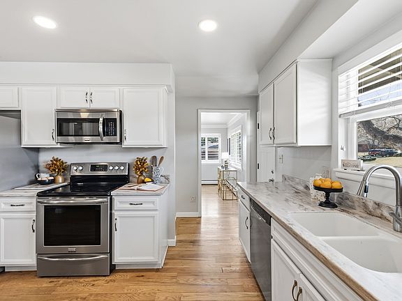 3rd image of 2110 Applewood Dr