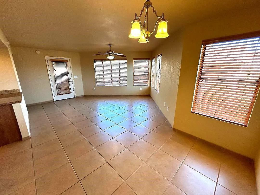 2 bed, 1017 sqft, $1,620 — Photo 4
