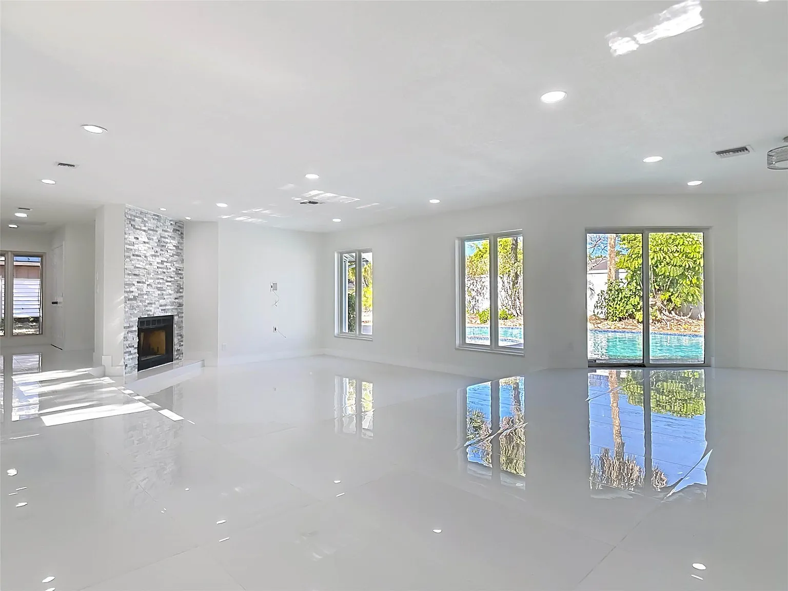 4 bed, 2.0 bath, 2829 sqft, $4,900 — Photo 2