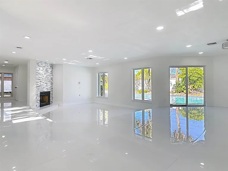 1200 Poitras Dr — Photo 2