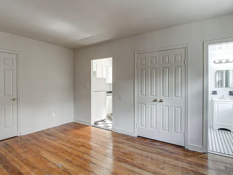 MacArthur Boulevard Apartments — Photo 3