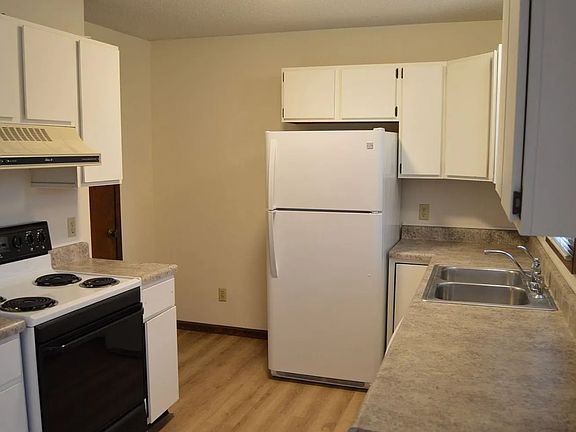 5th image of 3800 Leeside Ln #3800