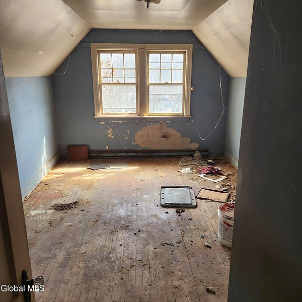 3rd image of 208 Hampton Avenue