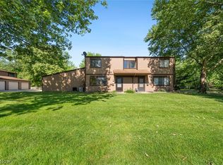 9588 Fernwood Dr, Olmsted Falls, OH 44138