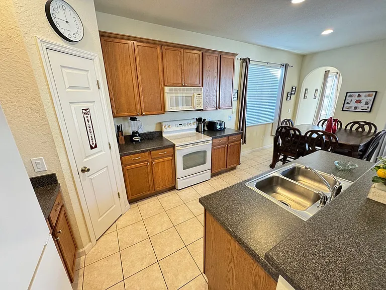4986 Thames St W — Photo 16
