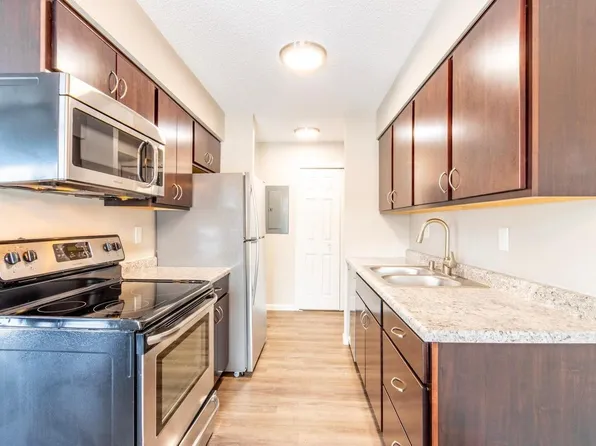 800 6th St S APT 4, Hopkins, MN 55343