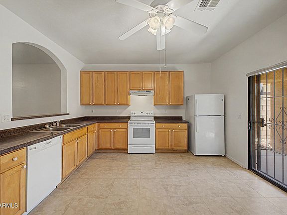 3rd image of 823 W LYDIA Lane