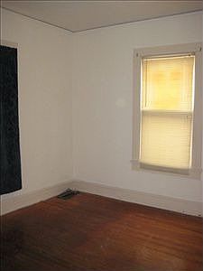 5th image of 558 E Black St