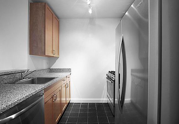5th image of 420 W 42nd St APT 20H