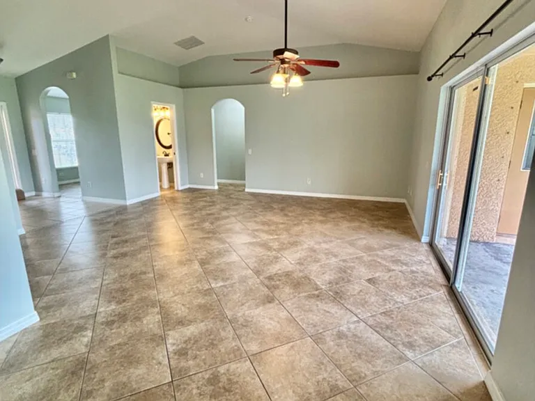 1405 Trafalgar Pkwy — Photo 37