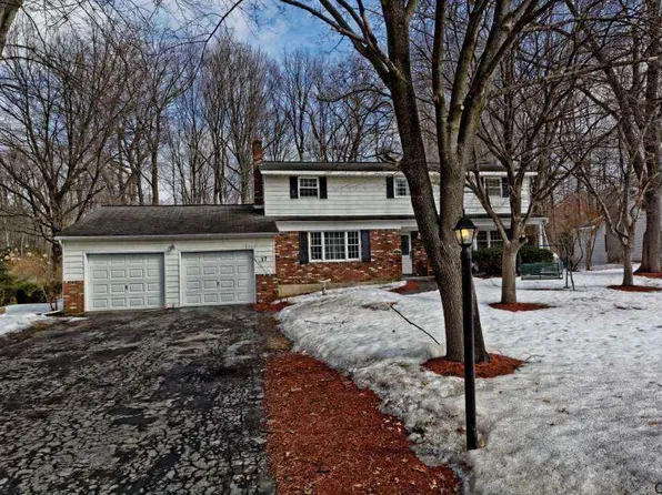 17 Rolling Brook Dr, Clifton Park, NY 12065