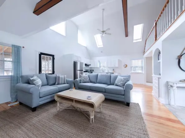 69 Pine Grove Ave, Hyannis, MA 02601