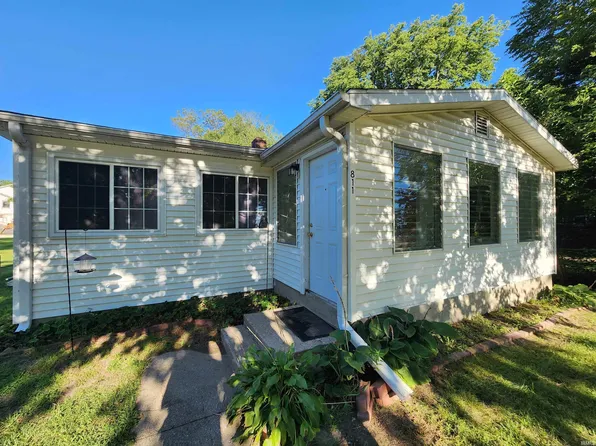 811 N Market St, Winamac, IN 46996