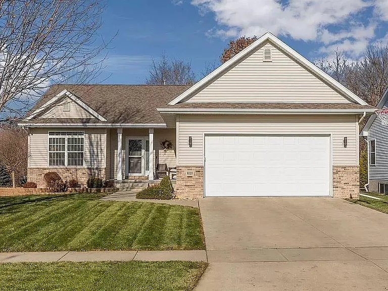 1020 Capri Dr NE — Photo 1