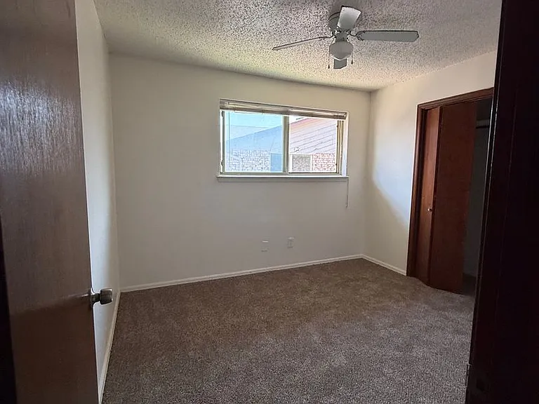 Fox Valley Apartments — Photo 18