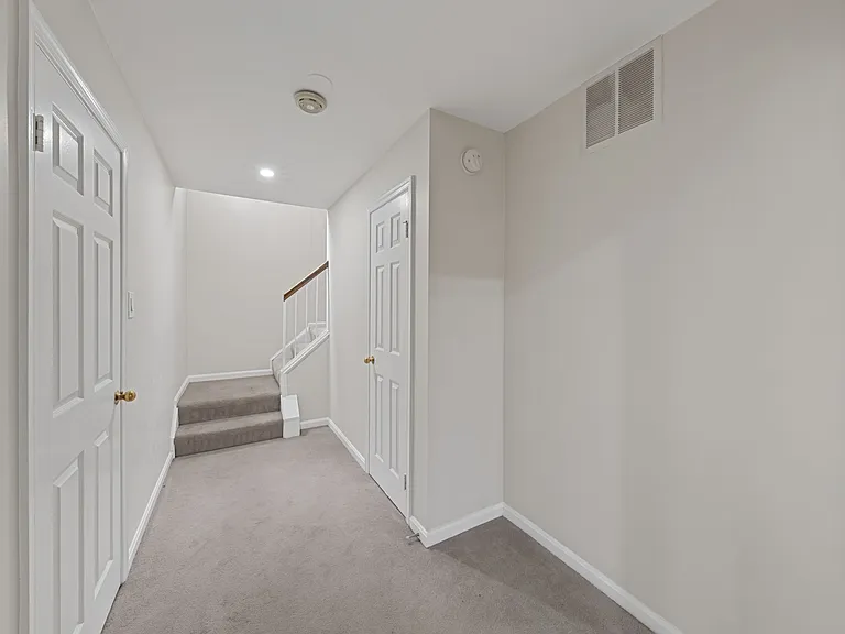 1853 N Uhle St — Photo 14