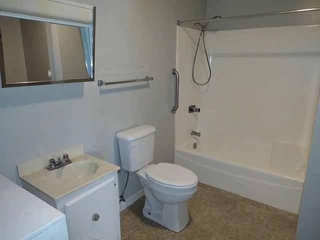 1729 Bancroft Ave — Photo 5