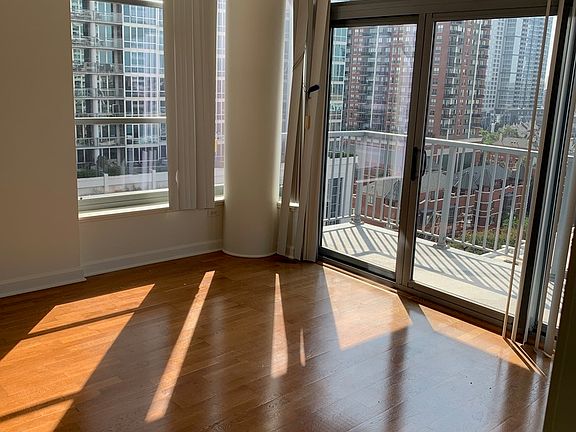 4th image of 1600 S Prairie Ave #908SA