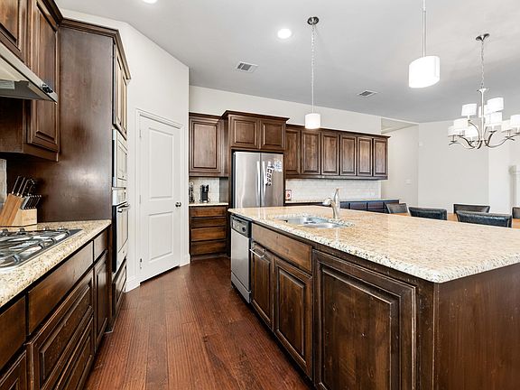 5th image of 605 Barnstorm Dr