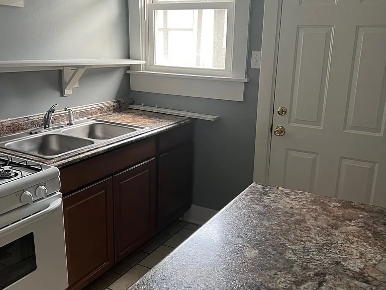 190 Hawthorne St — Photo 11
