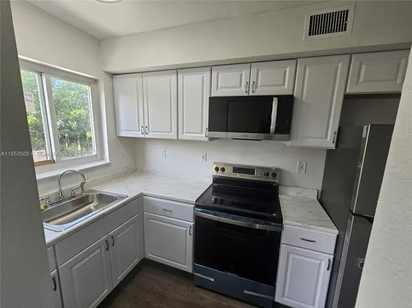 225 NW 84th Ter #225, Miami, FL 33150