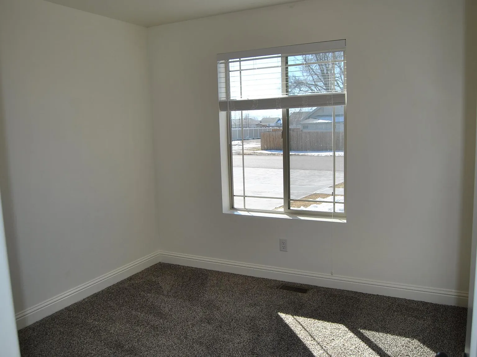3 bed, 1300 sqft, $1,825 — Photo 4
