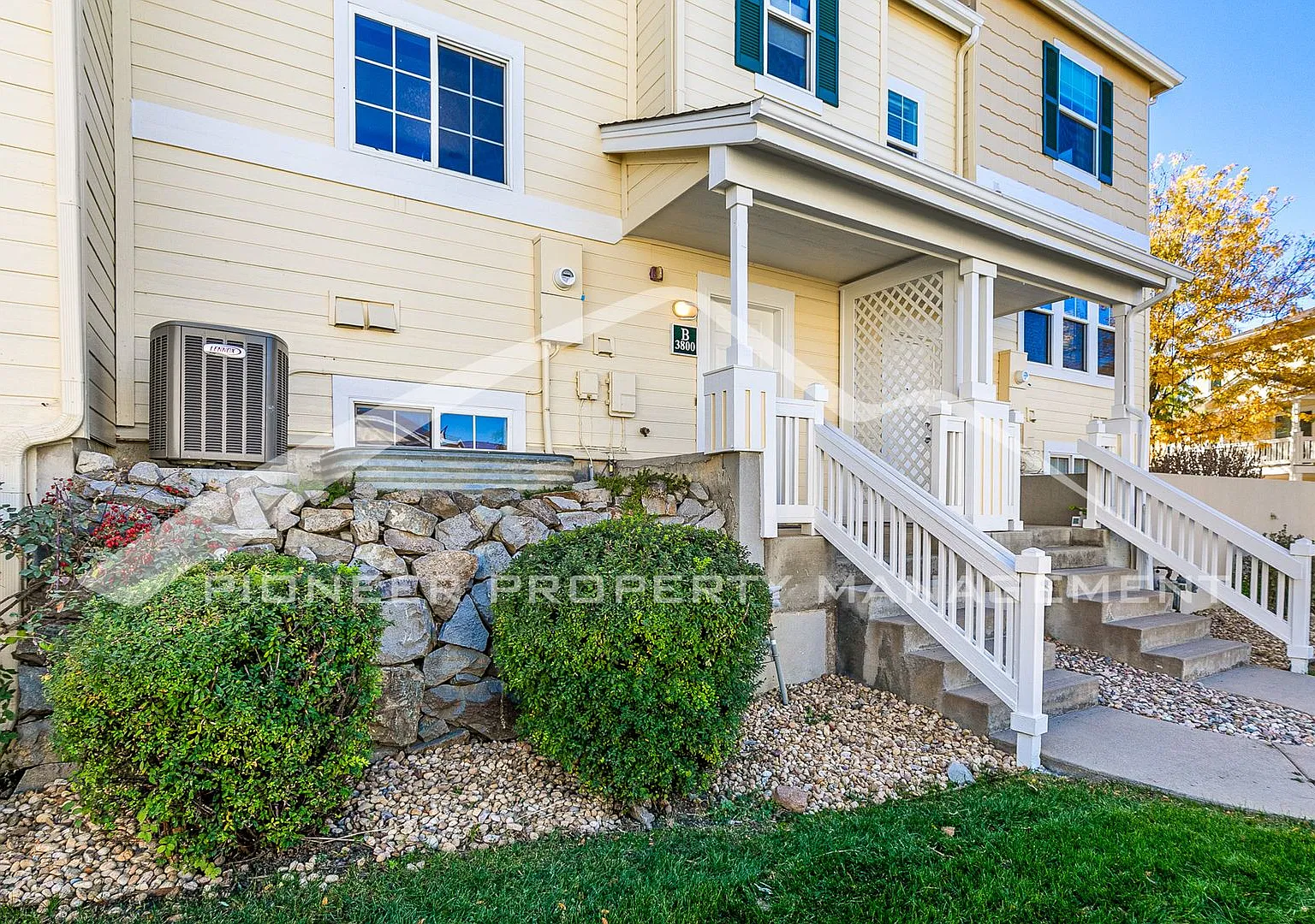 Sunny Boulder Townhome with 2-Car Garage No Snow Shoveling This Winter! — Photo 2
