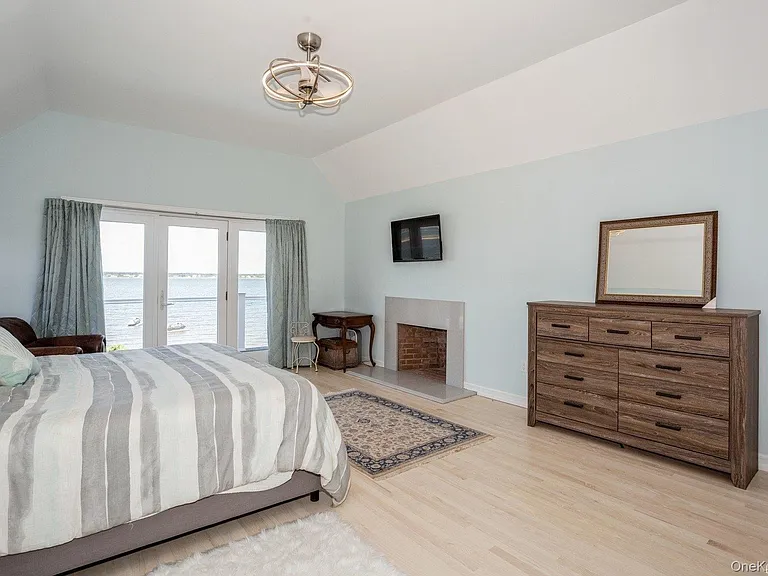 676 Dune Rd — Photo 11