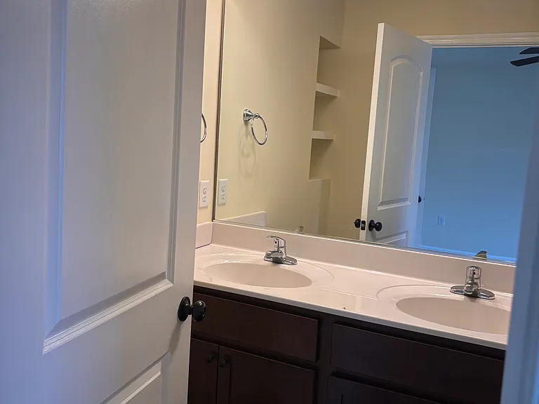 105 Rojan Rd — Photo 11