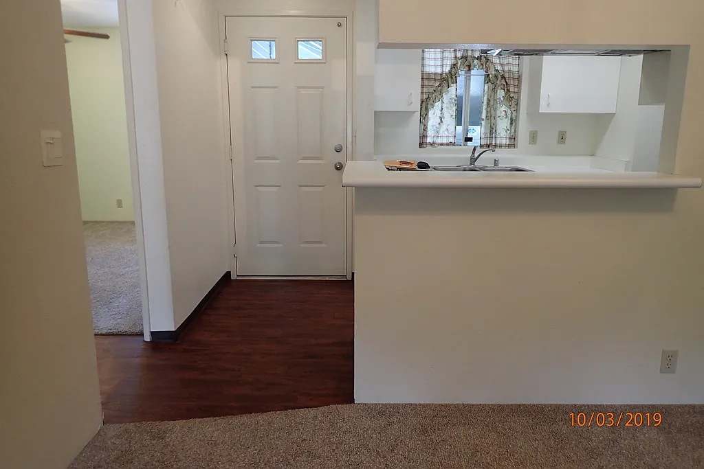 2 bed, 724 sqft, $2,400 — Photo 2