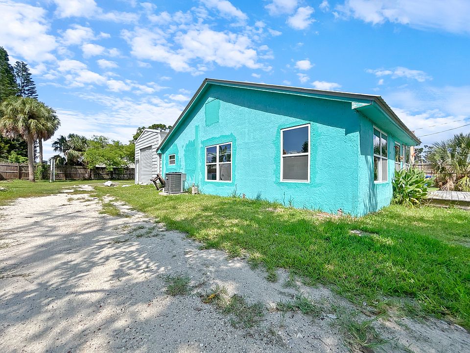 Tucked behind 107 1st Ave NW in Ruskin FL.