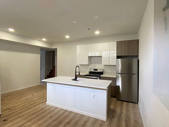 3rd image of 260 W Johnson St #7
