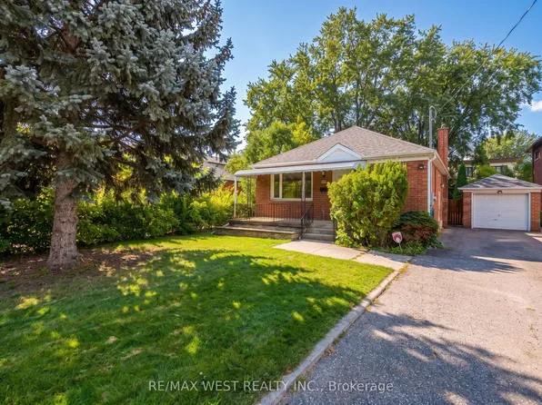 32 Pine Ave N, Mississauga, ON L5H 2P8