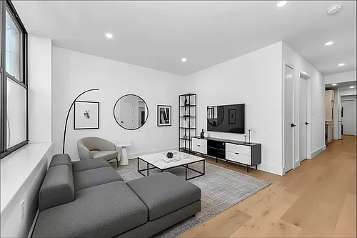 164 E 7th St #1 Photo 1