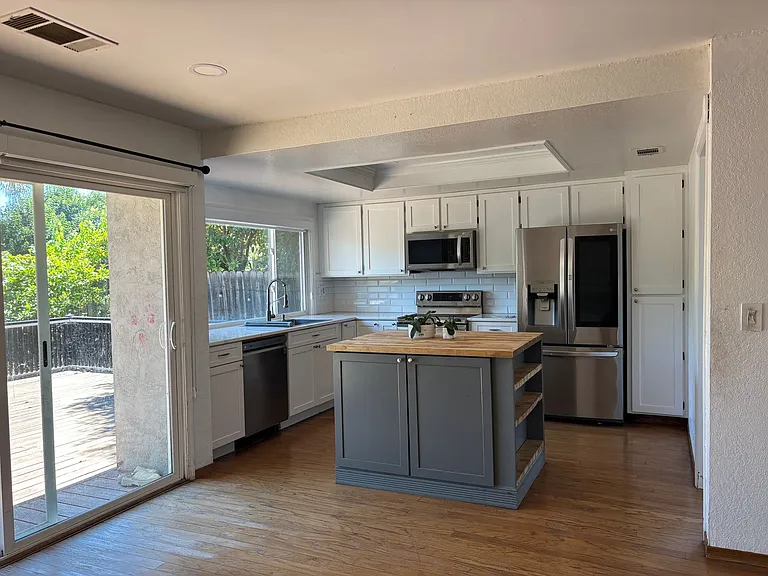 2102 California Dr — Photo 13