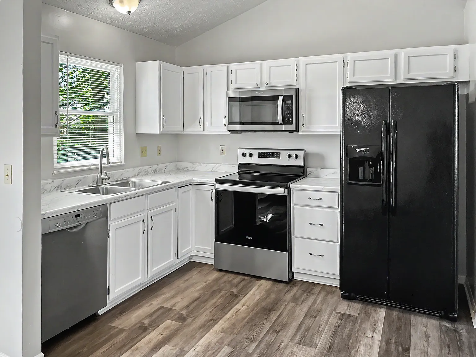 3 bed, 1.5 bath, 1388 sqft, $1,995 — Photo 4