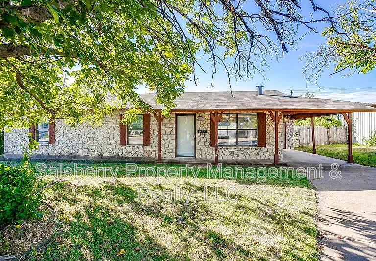 1113 Gifford Dr — Photo 2