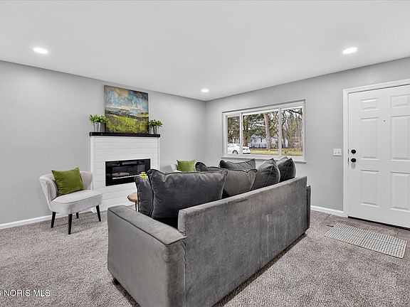 3rd image of 250 Bonaparte Dr