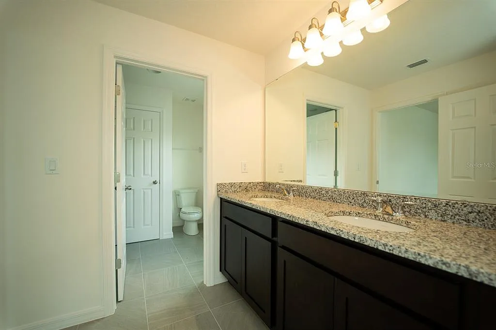 5 bed, 2.5 bath, 2287 sqft, $2,400 — Photo 4