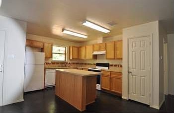 4th image of 405 E Grove St