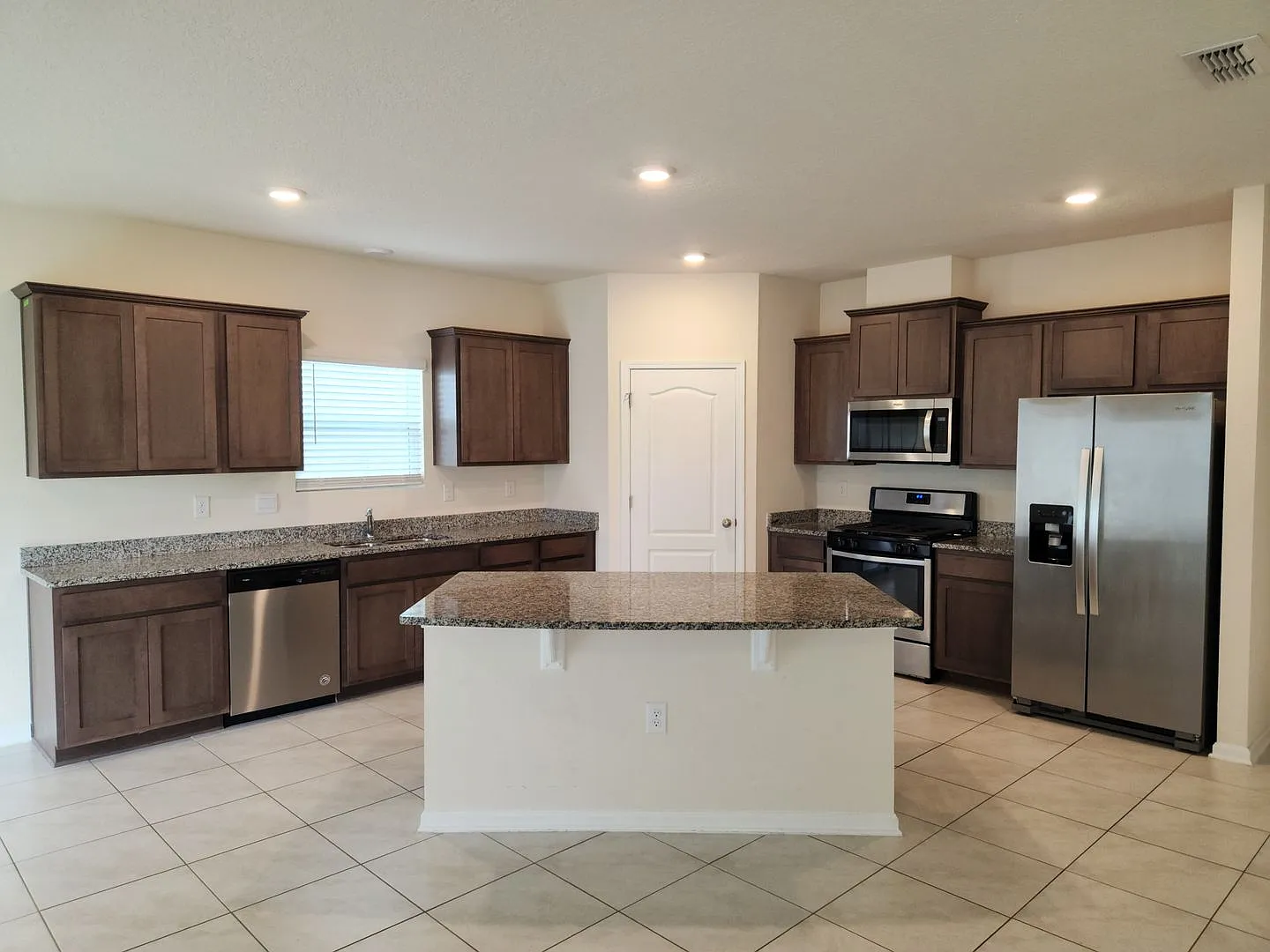 Perfect Location and Practically new! — Photo 3