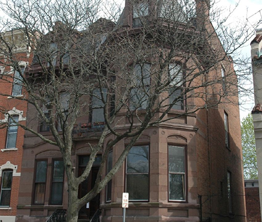 Located on Washington Park is this well maintained quiet building